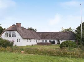 Nice Home In Janderup Vestj With Sauna, hotel v mestu Billum