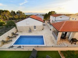 Crowonder Villa Smile with Swimming Pool and Stone Backyard, hotel u gradu Vir
