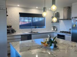 Beach house with a pool, hotel v destinaci Waihi Beach