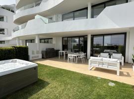 Luxurious flat with garden, private jacuzzi, bbq, hotel v destinaci Fuengirola