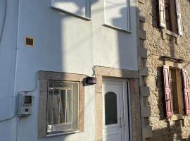 Giannis' House, property with onsen in Polichnítos