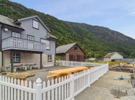 Stunning Home In Vallavik With Wifi, hotel de luxo em Dj&oslash;nno