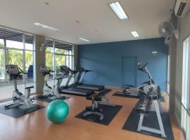 Lumpini Seaview Cha-am Sabai Sabai，Ban Sahakham的有停車位的飯店