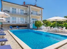 Cozy Apartment In Stinjan With Wifi