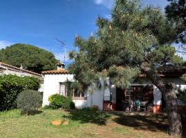 Casita rústica con jardín y piscina, hotelli kohteessa Begur