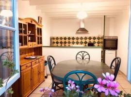 Gîte "ROSE des VENTS" - PISCINE jusqu'au 15 SEPTEMBRE, JARDIN BOTANIQUE, COMMERCES & MER, hotel en Surtainville
