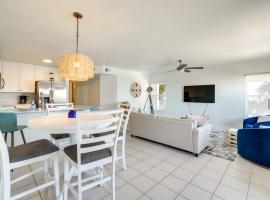Cedar Key Condo with Balcony and Gulf Views!, hotel v destinaci Cedar Key