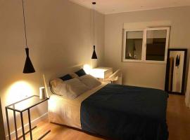 Quarto de casal close to Lisbon Flat equipado, Hotel in Almada
