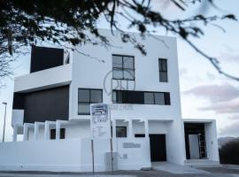 Luxury Penthouse with Private Pool, Ocean, City & Mountain view 6 Pers 2 BR, hotel a Lazareto