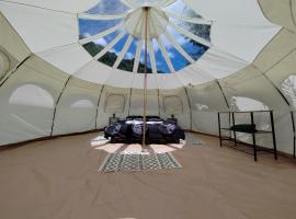 Luna Rock Glamping Brezoi - Blue Scai, kemp v destinaci Brezoi