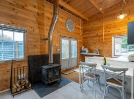 Walliswood Lodge - Wood Burner, Air Con & Wi-fi, Rural Retreat, hotel en Ewhurst