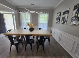 5-Bed Gem Close to Duluth Fun Sleeps 16