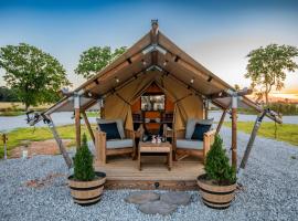 Roaring River Luxury Adventure Tent #13, luxusní stan v destinaci Cassville