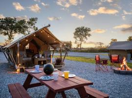 Roaring River Park's Scenic Outdoor Getaway, hotel v destinaci Cassville