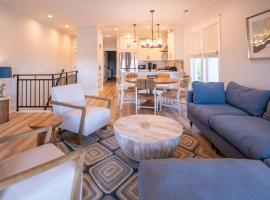 New Luxury Duplex, Short walk to Beach-Blue Pearl, hotel em Carolina Beach