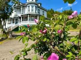 Le Manoir du Vieux Presbytère, bed & breakfast σε Port-Daniel