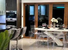 Luxurious 3Bed House with Spa Bath & Garden