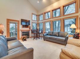Slopeside Boyne Mtn Resort Condo with Deck!, acomoda&ccedil;&atilde;o em condom&iacute;nio em Boyne Falls