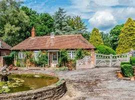 Beautiful Riverside Cottage with Large Garden, 2BR