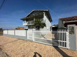 Ampla casa com 5 quartos e vista para o mar, Hotel in Navegantes