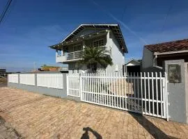 Ampla casa com 5 quartos e vista para o mar