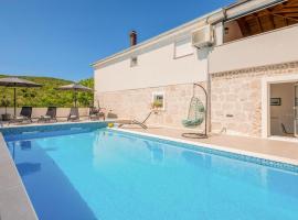 Cozy Home In Dobrince, hotel Bartulovici városában