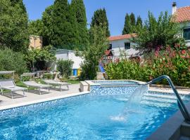 Cozy Home In Kastel Luksic With Kitchen, ξενοδοχείο σε Kastela