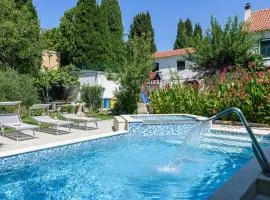 Cozy Home In Kastel Luksic With Kitchen