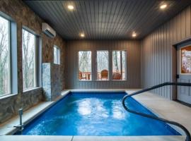 Escape to Nature's Embrace - Indoor Pool & Theatre，位于加特林堡的酒店