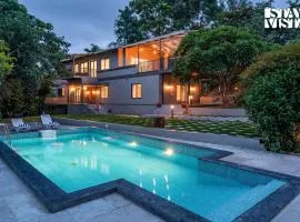 StayVista at Amber & Mist - Pool and Lawn