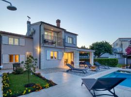 Delightfully house with a private pool and a sea view, hotel v destinaci Premantura