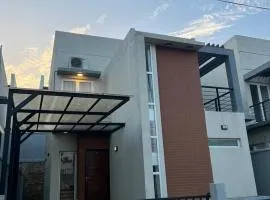 Kahathuduwa Golf Residence Luxury Family Home