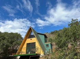 Mountain Glamping Cabin With Kids Playground and Pool, vila v destinaci Arakapas