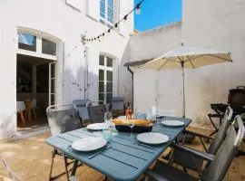 Duplex joliment décoré et sa cour ensoleillée