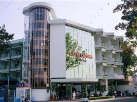 Khách Sạn Cửu Long B، فندق في فينه لونج