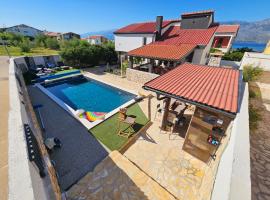 Villa Izziy by the beach with a sea view and heated pool, hotel v destinaci Ražanac