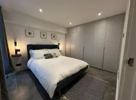 House - Sleeps 4 & Free Parking