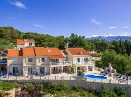 Nice Home In Sumartin With Wifi
