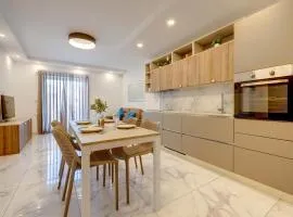 Stylish 2BR Getaway Steps from the Promenade