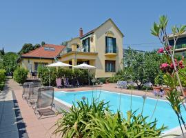 Villa Zsófia，位于巴拉顿菲赖德的酒店