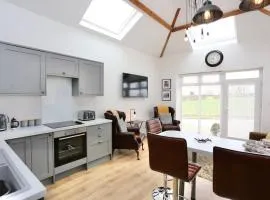 Stunning Coach House with two bedrooms and parking