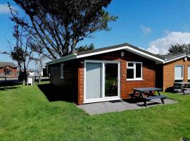 Spacious cabin, near Padstow and 7 Bays, Hotel in St Merryn