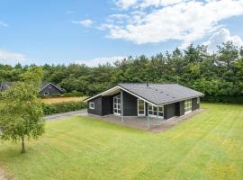 3 Bedroom Beautiful Home In Hovborg, hotell i Hovborg