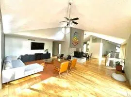 Mid Century Modern Retreat -4000 SQFT-HOT TUB