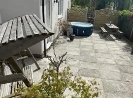 Large New Studio Apartment and Hot Tub - Private Hideaway in the Brecon Beacons