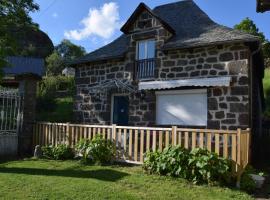 Gîte 4 personnes dans le Cantal Animaux bienvenus, Hotel in Lascelle