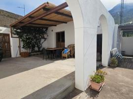 Villa Aurora con vista mozzafiato su Strombolicchio, casa de campo em Stromboli