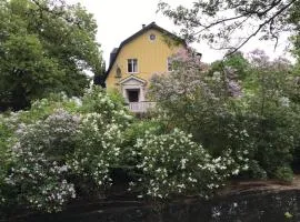 Solhuset intill ån
