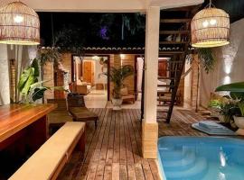 Casa de charme com 5 suites e piscina , a 5 minutos a pe da praia e do centro de Jericoacoara, hotel u gradu Žerikoakoara