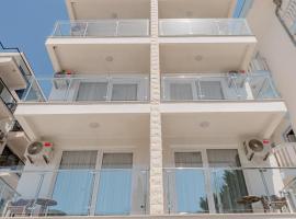 Bliss Apartments, hotel u Sutomoru